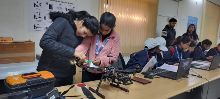 ड्रोन दीदी – वंचित वर्ग की बेटियां ड्रोन पायलट बन भर रही हैं ऊंची उड़ान , आईटीडीए कैल्क करवा रहा है 52 युवतियों को ड्रोन सर्विस टैक्नीशियन का कोर्स
