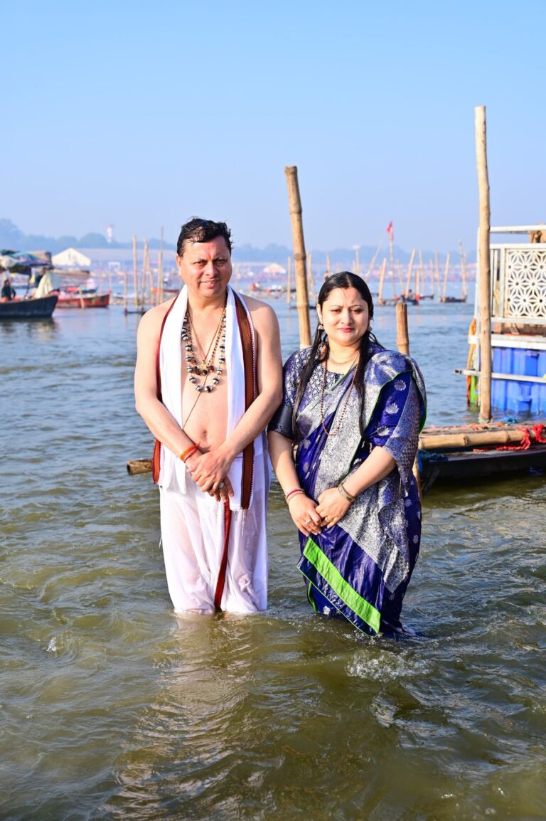 मुख्यमंत्री  पुष्कर सिंह धामी ने महाकुंभ 2025 के पुण्य अवसर पर पावन दिव्य त्रिवेणी संगम पर सपरिवार स्नान किया।