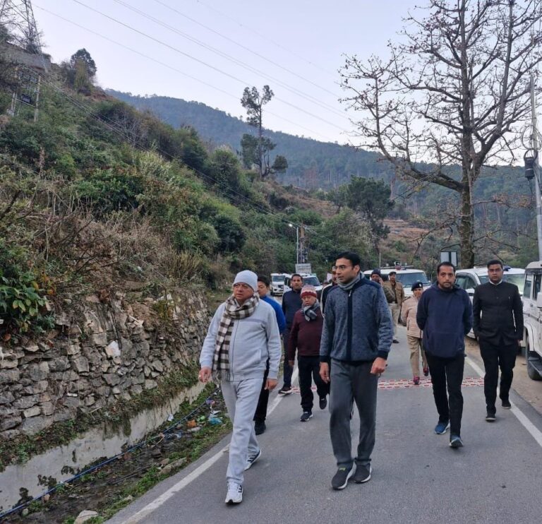 सुबह-सुबह हनोल की सैर पर निकले मुख्यमंत्री धामी, विकास योजनाओं का लिया फीड बैक