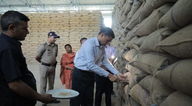 DM देहरादून ने खाद्य गोदाम गुलर घाटी का किया औचक निरीक्षण, मौके पर सैंपलिंग लेकर कुंटलो अनाज रिजेक्ट