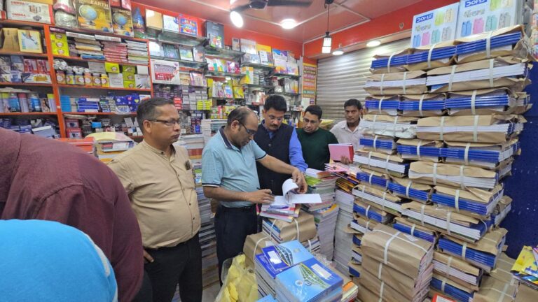 शिक्षा माफियाओं पर जिला प्रशासन की बड़ी कार्रवाई, कई दुकानों पर छापेमारी