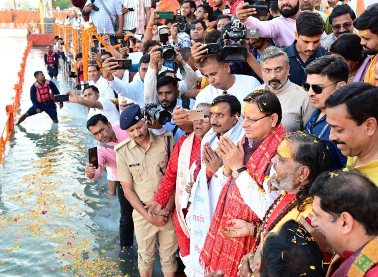 मुख्यमंत्री ने लक्ष्मीनारायण घाट रुड़की में किया मां गंगा आरती का शुभारंभ