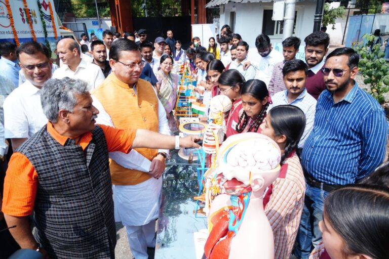 लैब ऑन व्हील्स-मोबाइल साइंस लैब परियोजना के द्वितीय चरण का मुख्यमंत्री ने किया शुभारंभ शुभारंभ