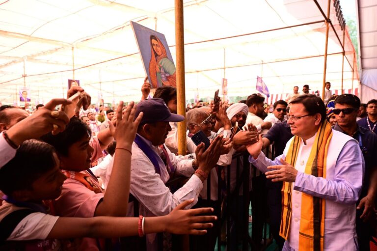 मुख्यमंत्री पुष्कर सिंह धामी को उत्तराखंड में समान नागरिक संहिता (UCC) लागू करने के लिए डॉ. बी.आर. अंबेडकर महामंच द्वारा सम्मानित किया गया।