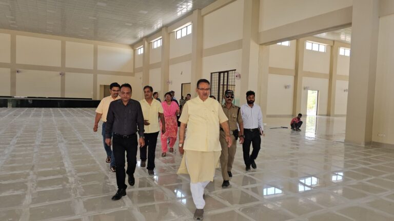 गढ़ी कैंट में निर्माणाधीन सामुदायिक भवन का निरीक्षण करते कैबिनेट मंत्री गणेश जोशी