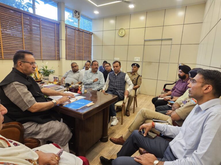 मसूरी में पर्यटन सीजन को लेकर कैबिनेट मंत्री गणेश जोशी ने ली बैठक, पार्किंग और यातायात व्यवस्था सुधारने के दिए निर्देश