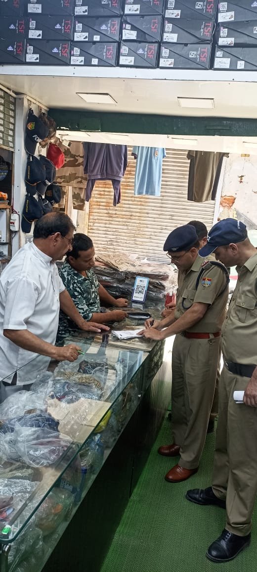 पहलगाम आतंकी घटना के बाद दून पुलिस सतर्क, वर्दी विक्रेताओं पर रखी जा रही कड़ी नजर