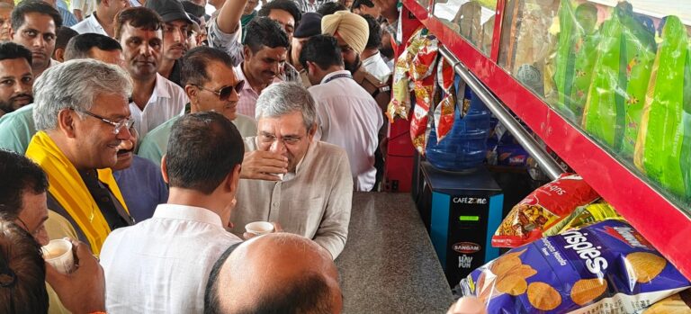 केंद्रीय रेल मंत्री अश्वनी वैष्णव पहुंचे योग नगरी ऋषिकेश रेलवे स्टेशन किया निरीक्षण