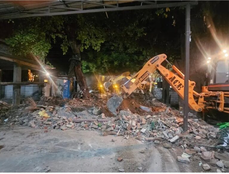 दून अस्पताल में बनी अवैध मजार पर चला सरकार का बुल्डोजर